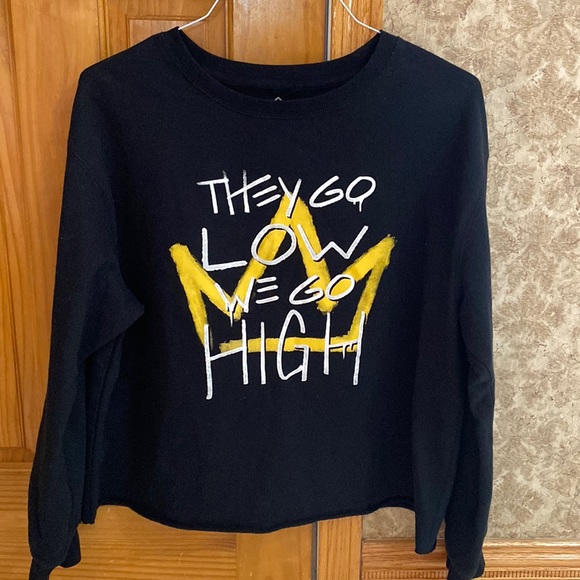 Well Worn “They Go Low We Go High” - Long Sleeve Black Sweatshirt- Size L - Picture 1 of 4
